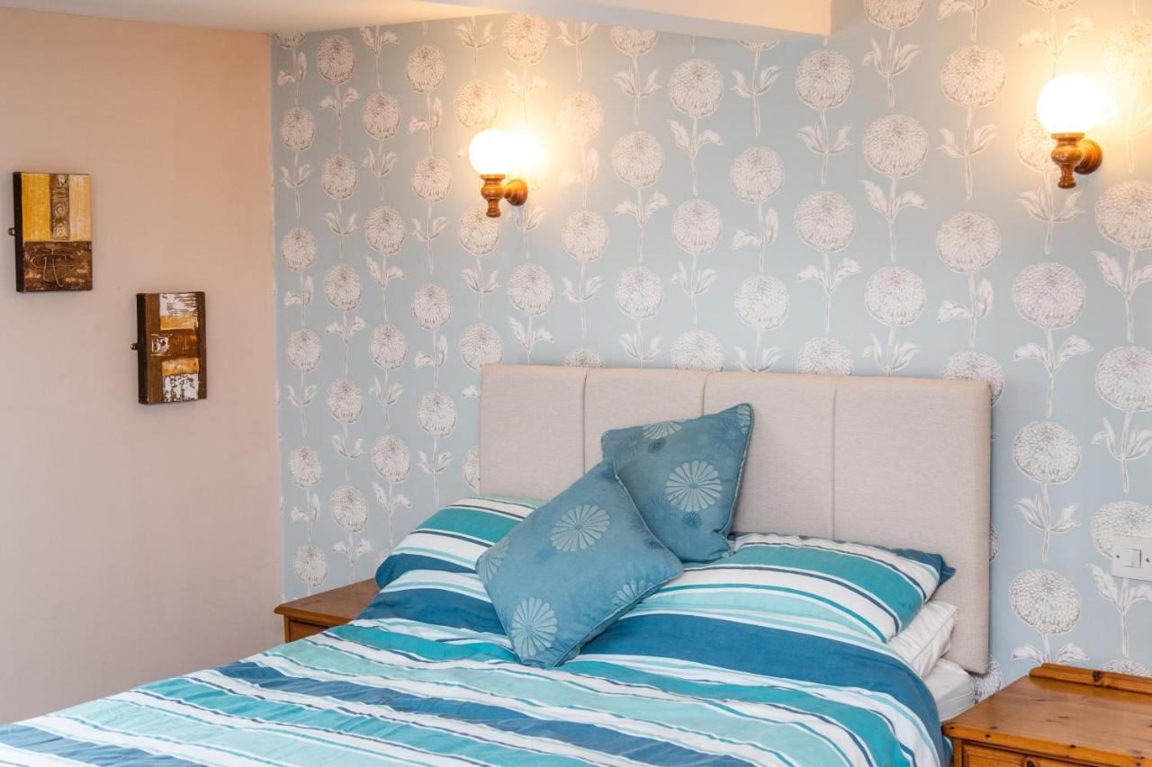 The Unicorn Inn Newton Solney エクステリア 写真