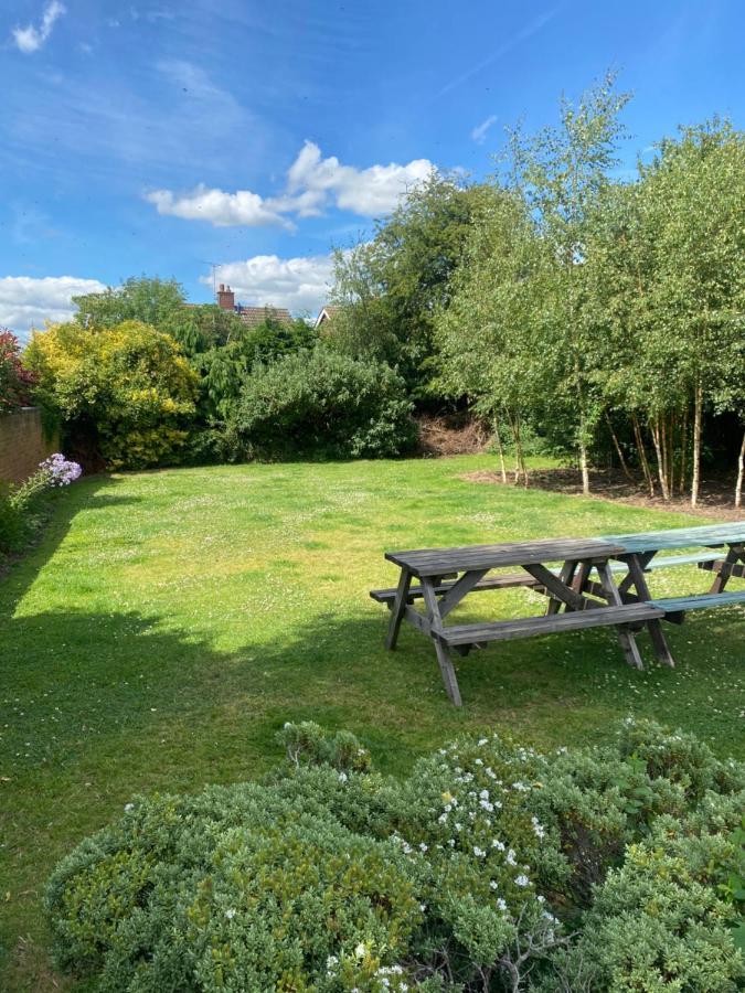 The Unicorn Inn Newton Solney エクステリア 写真