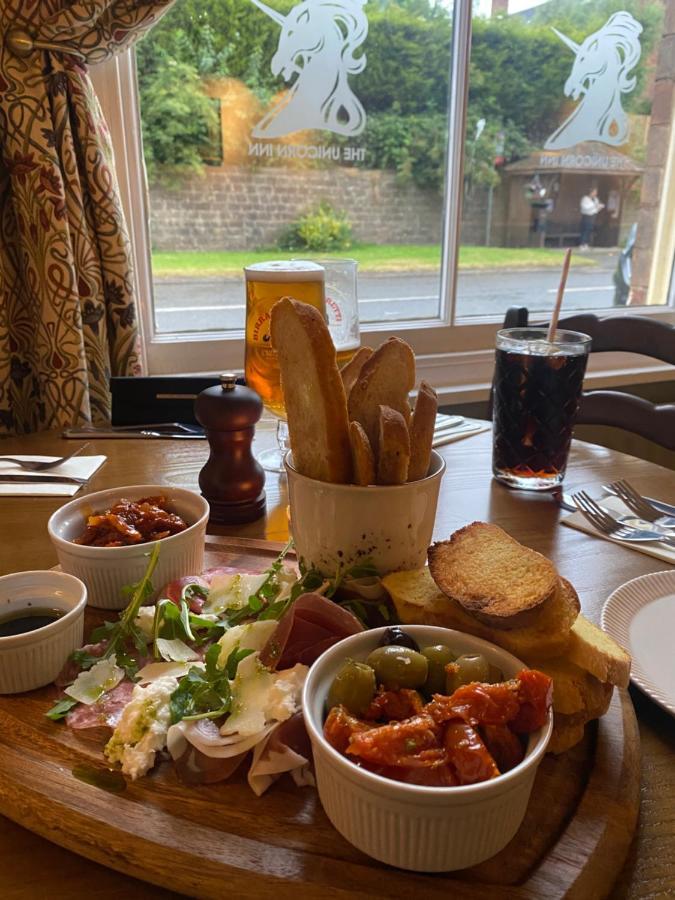 The Unicorn Inn Newton Solney エクステリア 写真