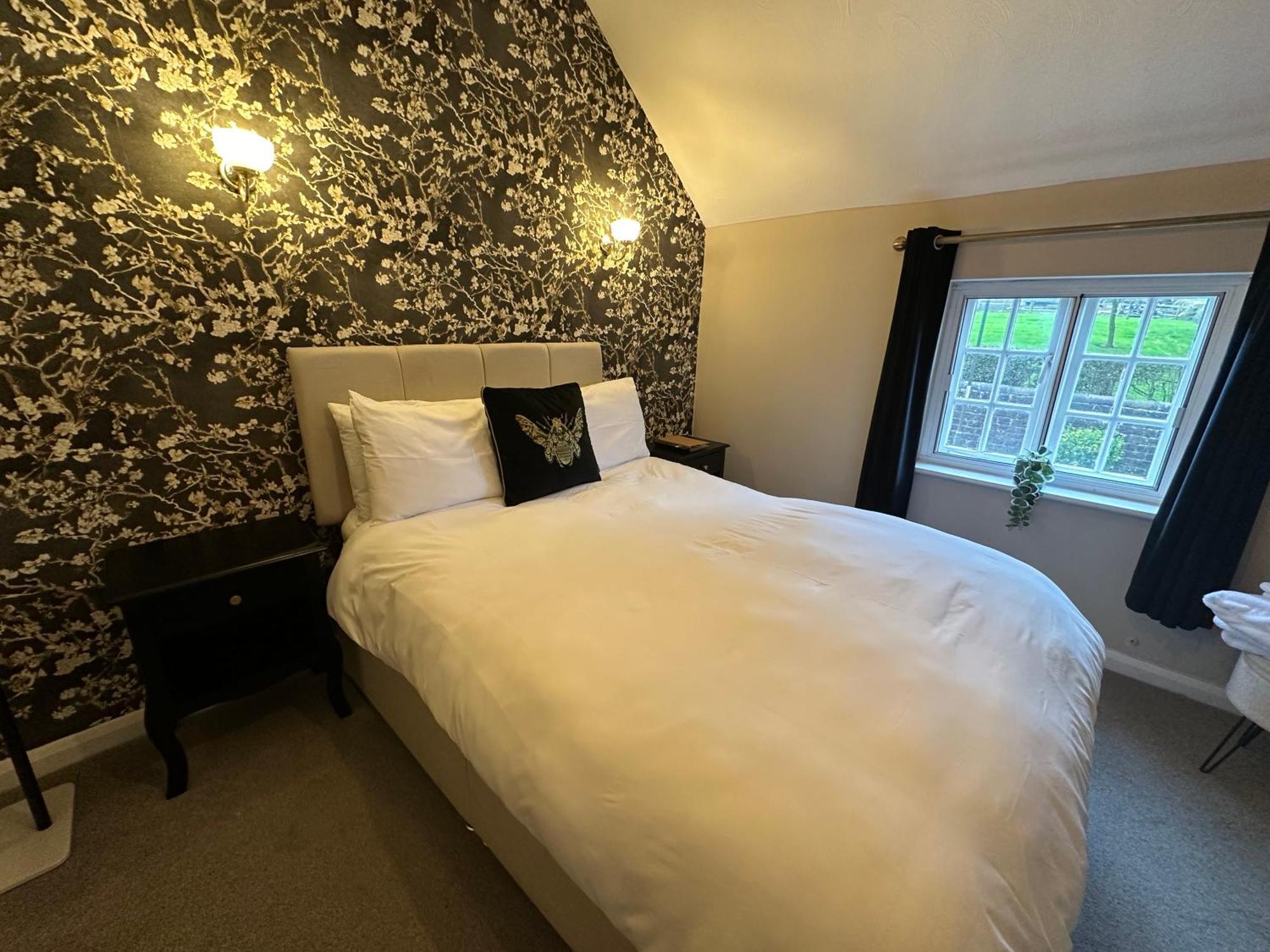 The Unicorn Inn Newton Solney エクステリア 写真