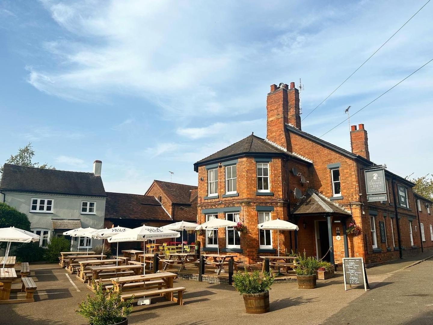 The Unicorn Inn Newton Solney エクステリア 写真