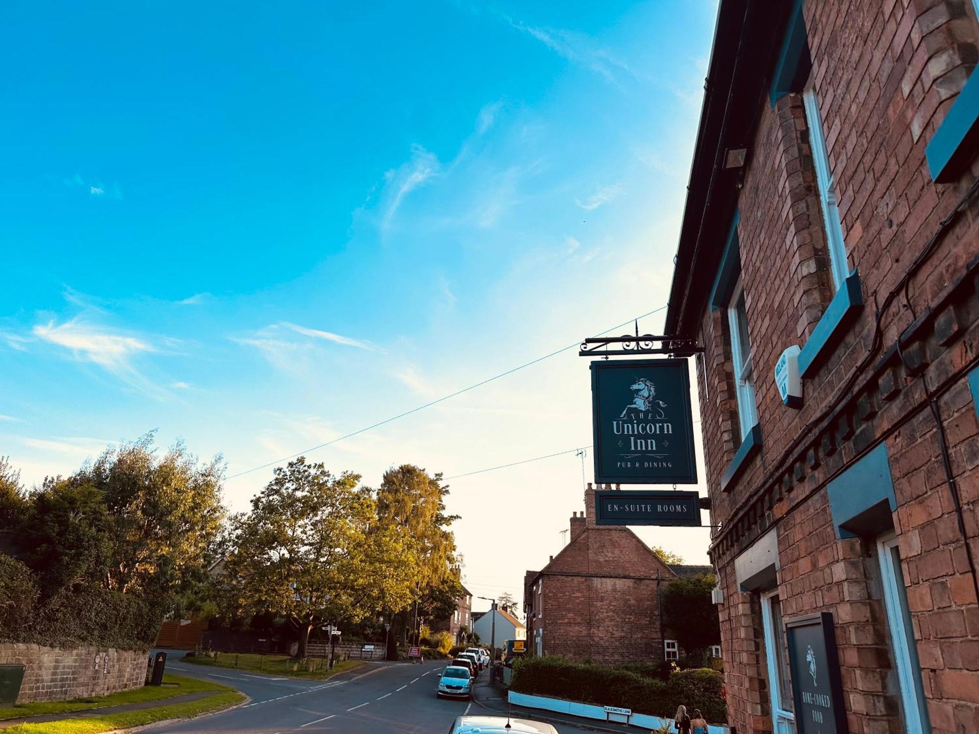 The Unicorn Inn Newton Solney エクステリア 写真