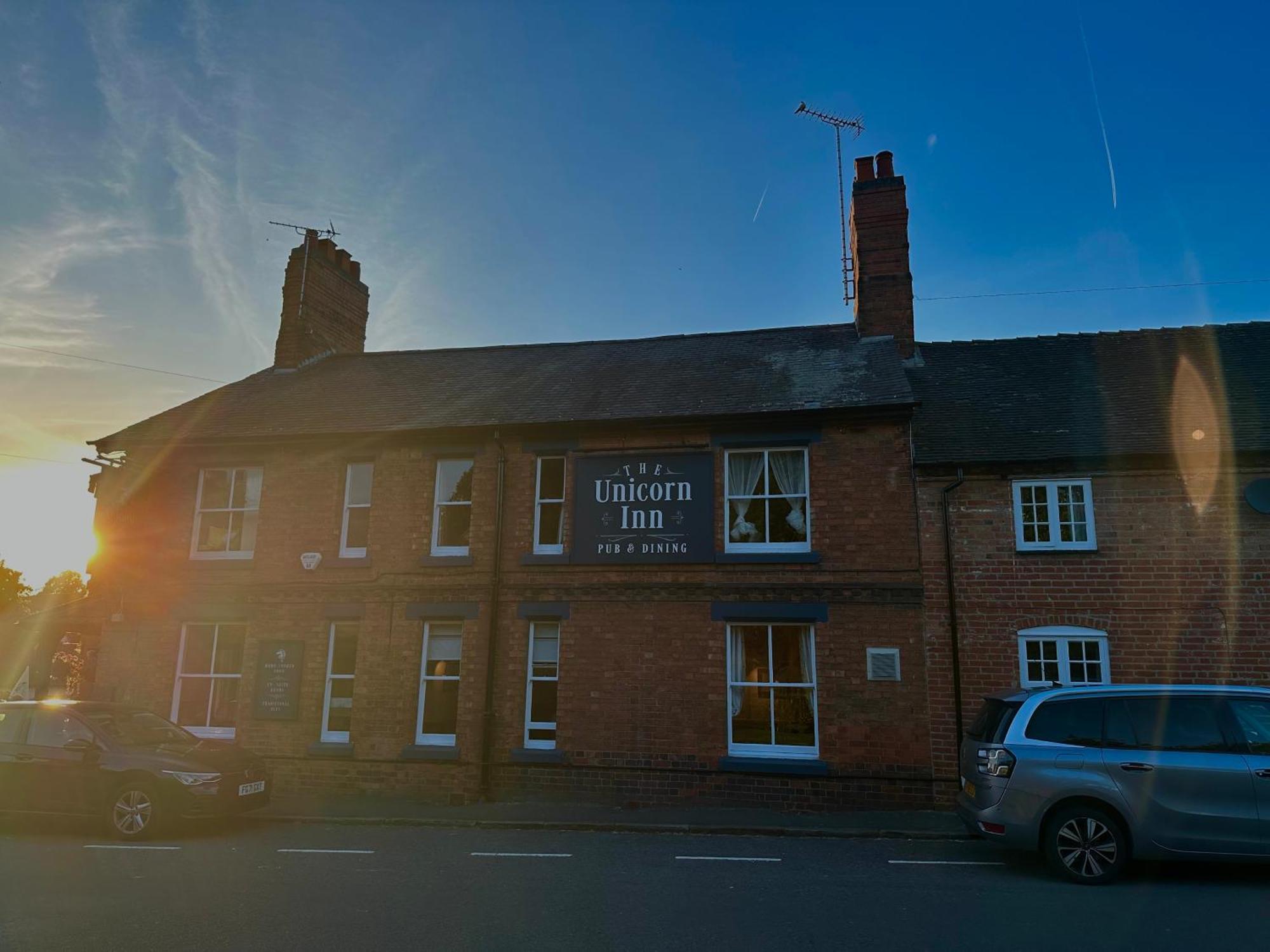 The Unicorn Inn Newton Solney エクステリア 写真