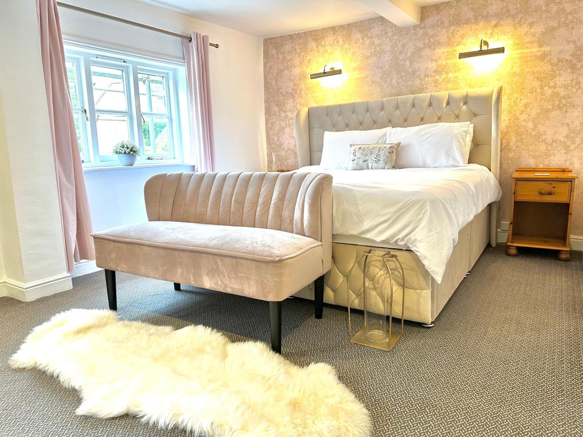 The Unicorn Inn Newton Solney エクステリア 写真