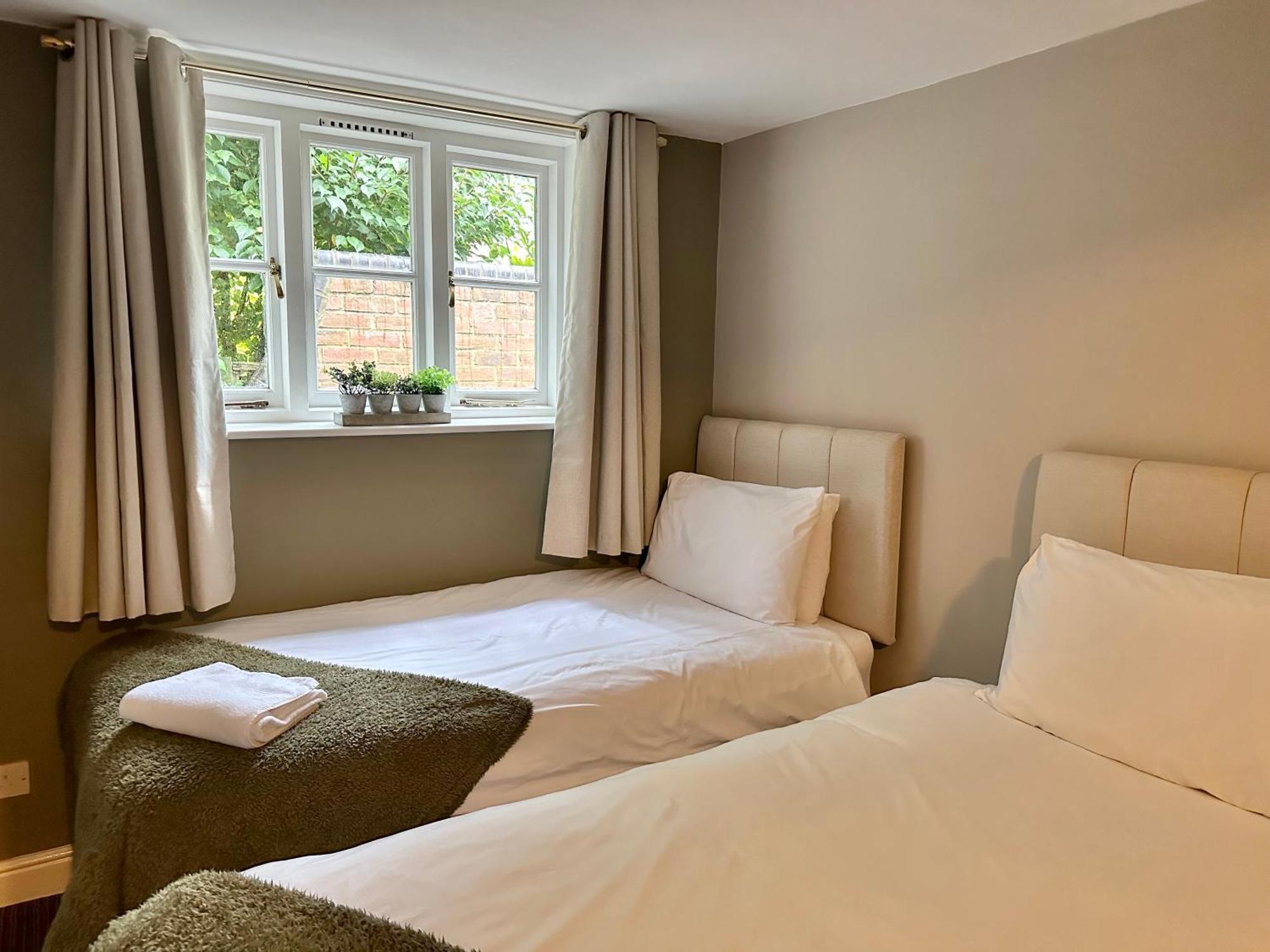 The Unicorn Inn Newton Solney エクステリア 写真